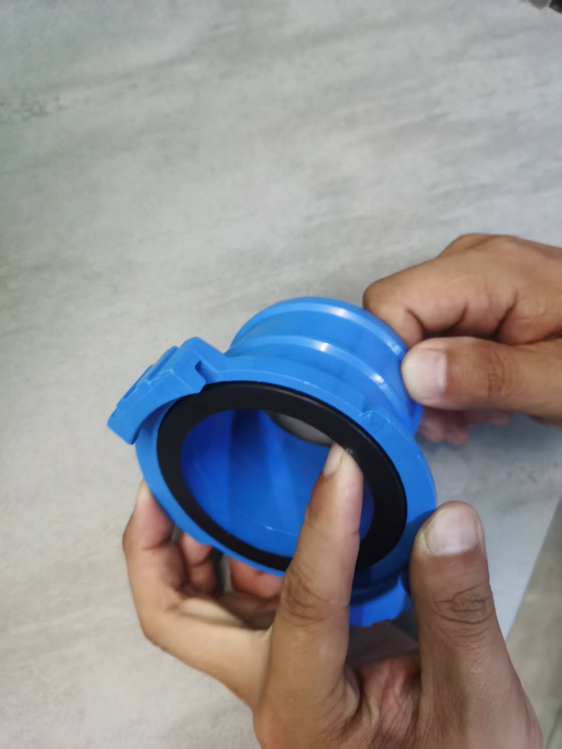 Retained gasket detail of detachable ABS tee